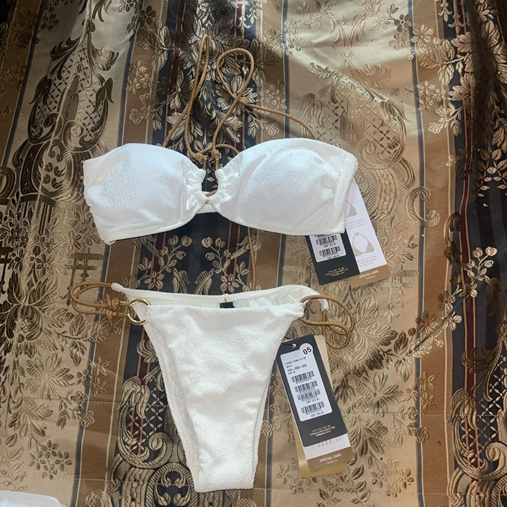 Bikini - Picture 4 of 10